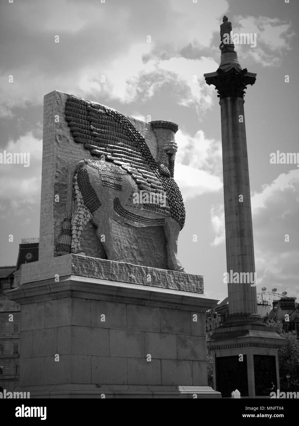 Londres - 10 MAI 2018 : ( Image ) altérées au monochrome Quatrième soubassement sur une journée ensoleillée à Trafalgar Square, l'ennemi invisible ne devrait pas exister Banque D'Images