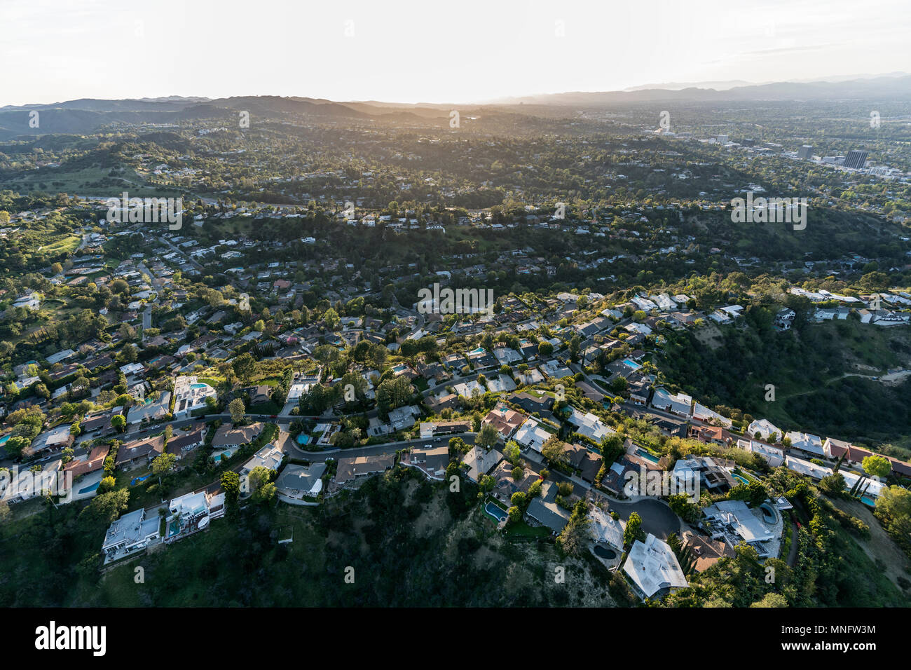 Vue aérienne de la colline et canyon maisons dans les collines de Hollywood au-dessus de la vallée de San Fernando de Los Angeles, Californie. Banque D'Images