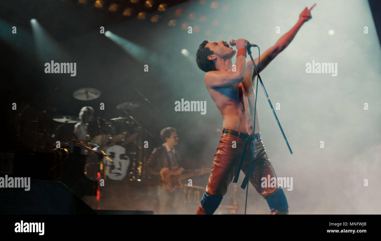 DATE DE SORTIE : 2 novembre 2018 TITRE : Bohemian Rhapsody STUDIO : 20th Century Fox Réalisateur : Dexter Fletcher, Bryan Singer Résumé : Une chronique des années menant à la légendaire reine apparition au Live Aid (1985) les concerts en 1985. Avec : RAMI MALEK comme Freddie Mercury. (Crédit Image : © Twentieth Century Fox/photos) Banque D'Images