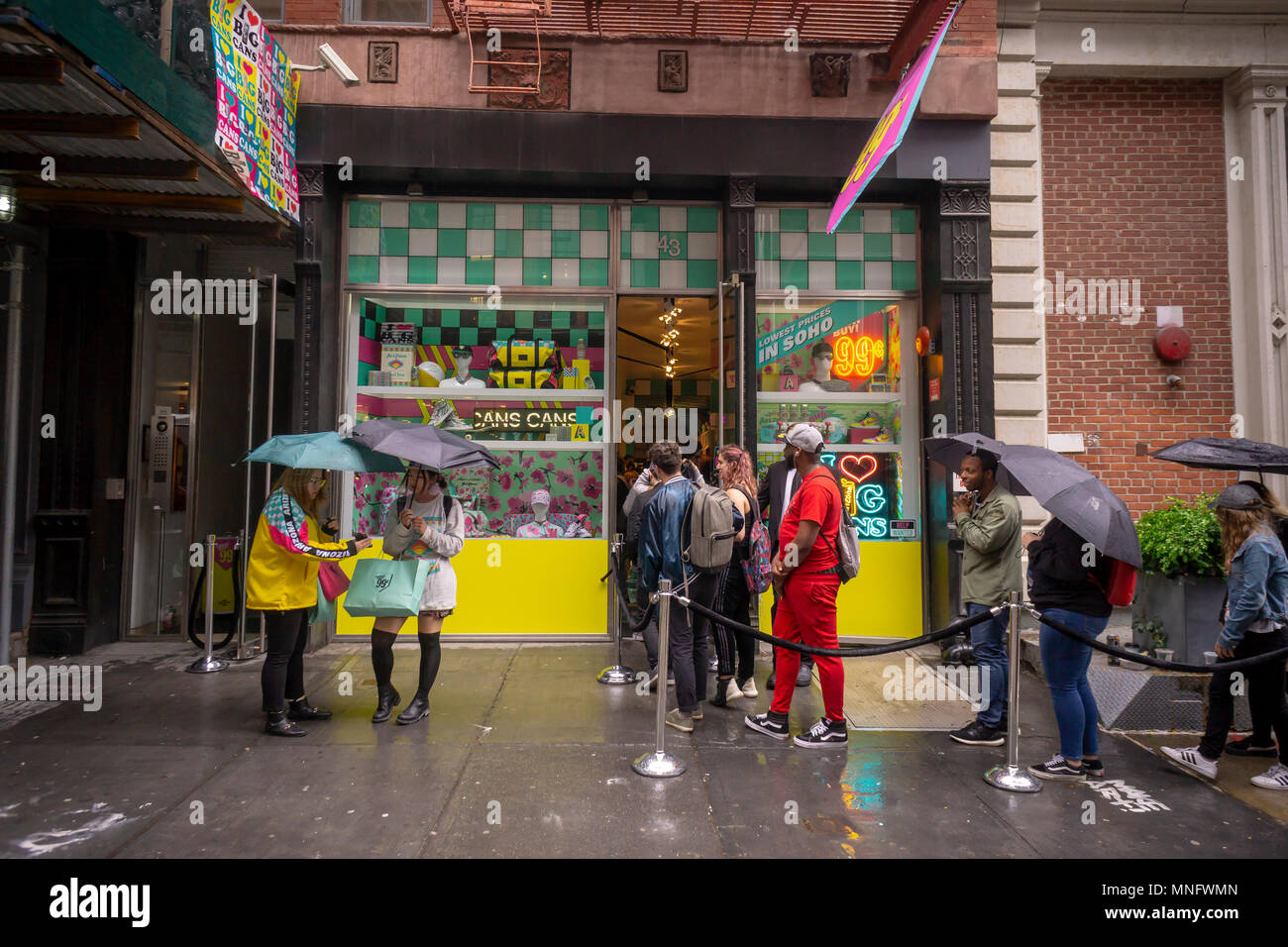 Fans de boissons AriZona troupeau à leur 'grand achat 99Â¢' pop-up store de  Soho à New York le jour de l'ouverture, le mercredi 16 mai 2018. La  boutique, conçu pour ressembler à