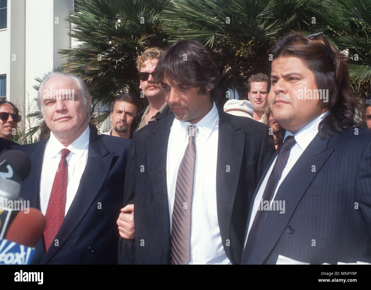 SANTA MONICA, CA - le 26 septembre : (L-R) Acteur Marlon Brando et fils Christian Brando et Miko Castandeda Brando au procès de Christian Brando au palais de Santa Monica le 26 septembre 1990 à Santa Monica, en Californie. Photo de Barry King/Alamy Stock Photo Banque D'Images