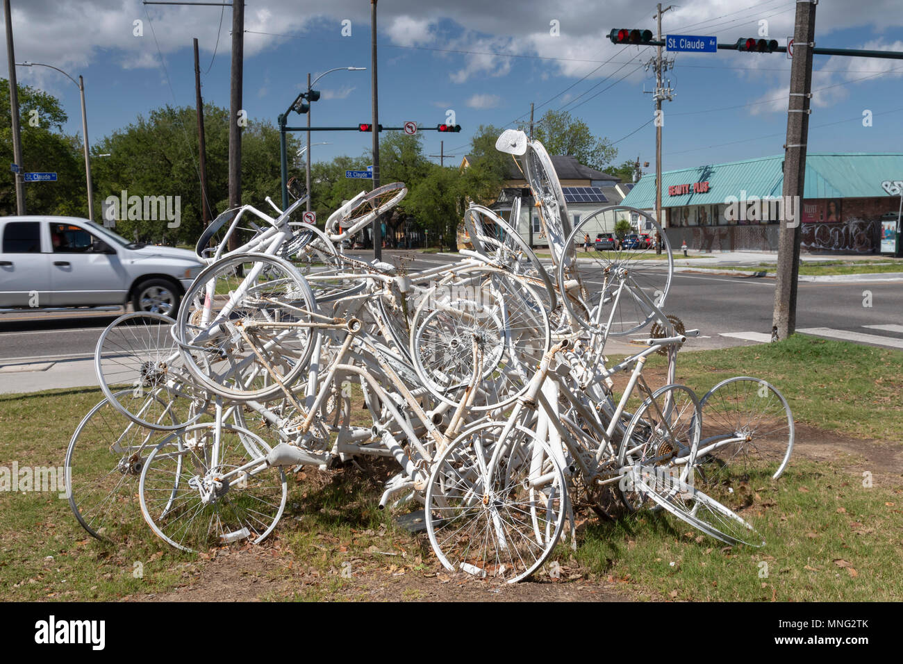 La Nouvelle Orléans, Louisiane - un fantôme sculpture commémore vélo cyclistes tués dans des accidents de la circulation. Banque D'Images