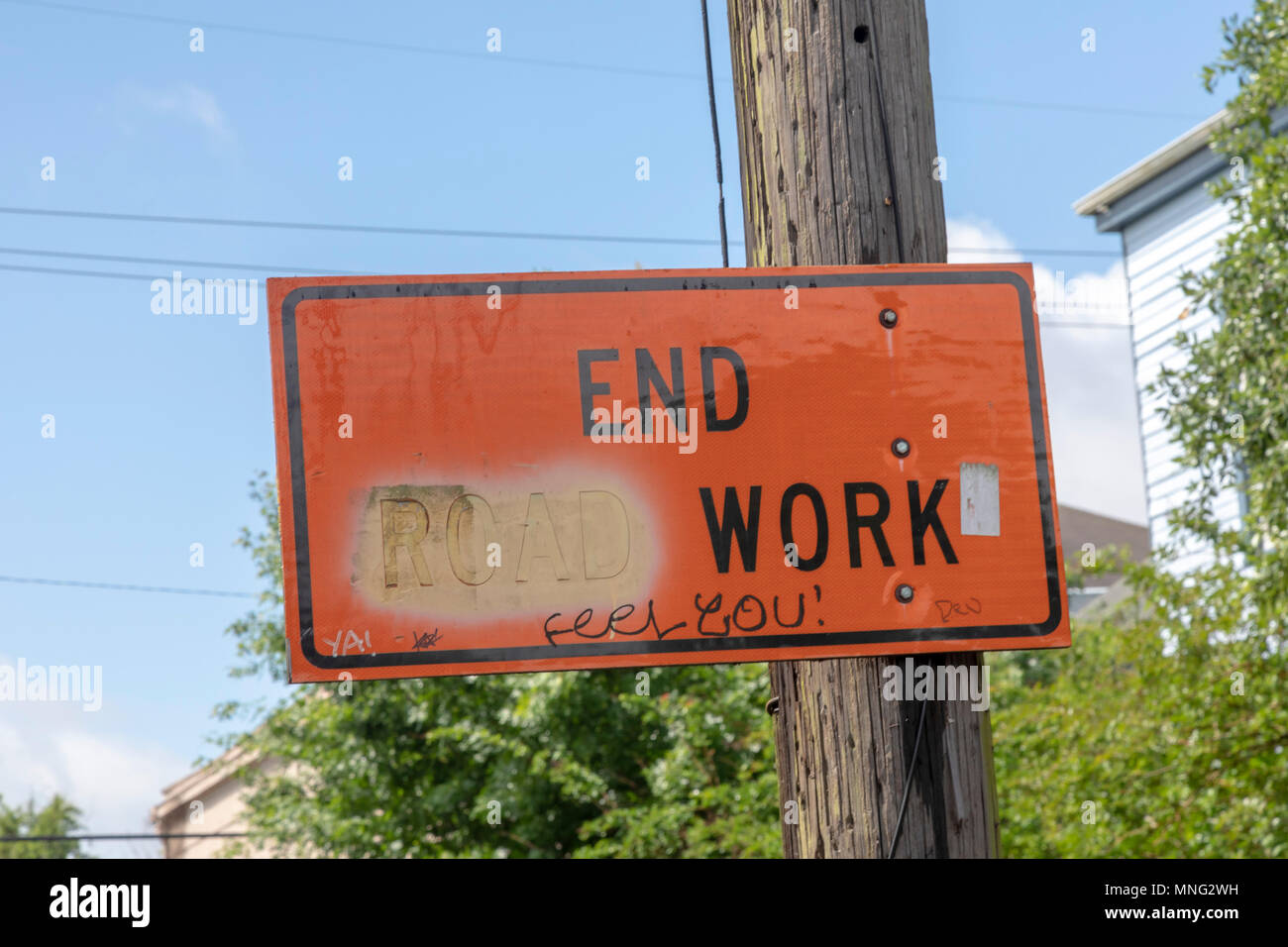 La Nouvelle-Orléans, Louisiane - Un 'Fin des travaux routiers' road sign modifié pour lire 'Fin'. Banque D'Images