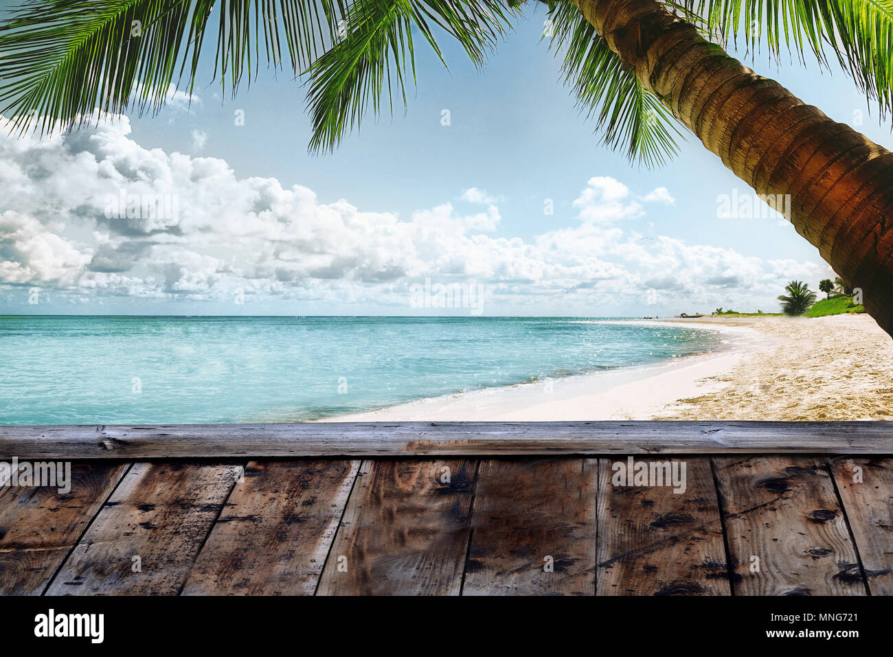 Serenity beach tropical instagram Polariod filtre appliqué. Panorama avec jetée en bois. Vide prêt pour votre montage d'affichage du produit. Banque D'Images