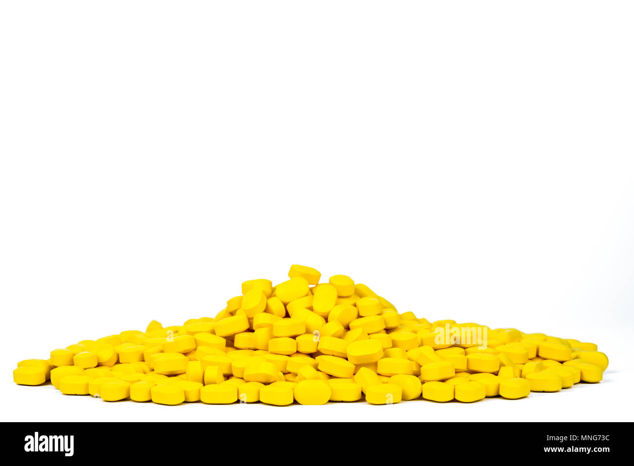 Pile de forme rectangulaire jaune ovoïdes-tablet comprimés isolé sur fond blanc avec l'exemplaire de l'espace. Médicament pour la douleur et l'allégement de la migraine. Le Phar Banque D'Images