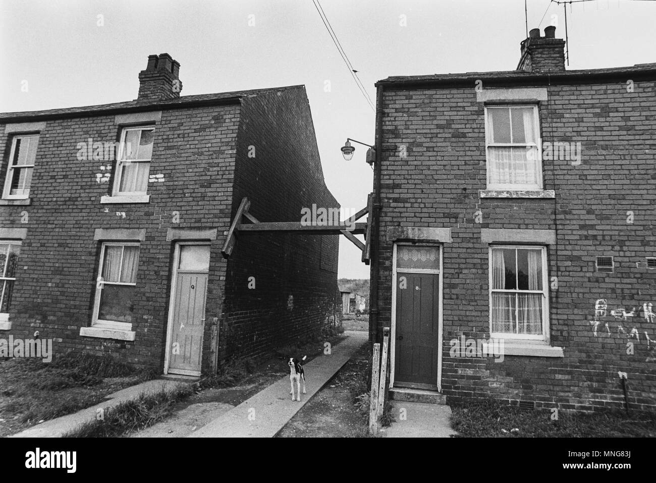 Le Yorkshire du Sud, 1972 - Magila Chalets, d'un condamné rangée de maisons en terrasse près de la mine de Dinnington, avant qu'ils ont été démolis pour ind estate. Banque D'Images