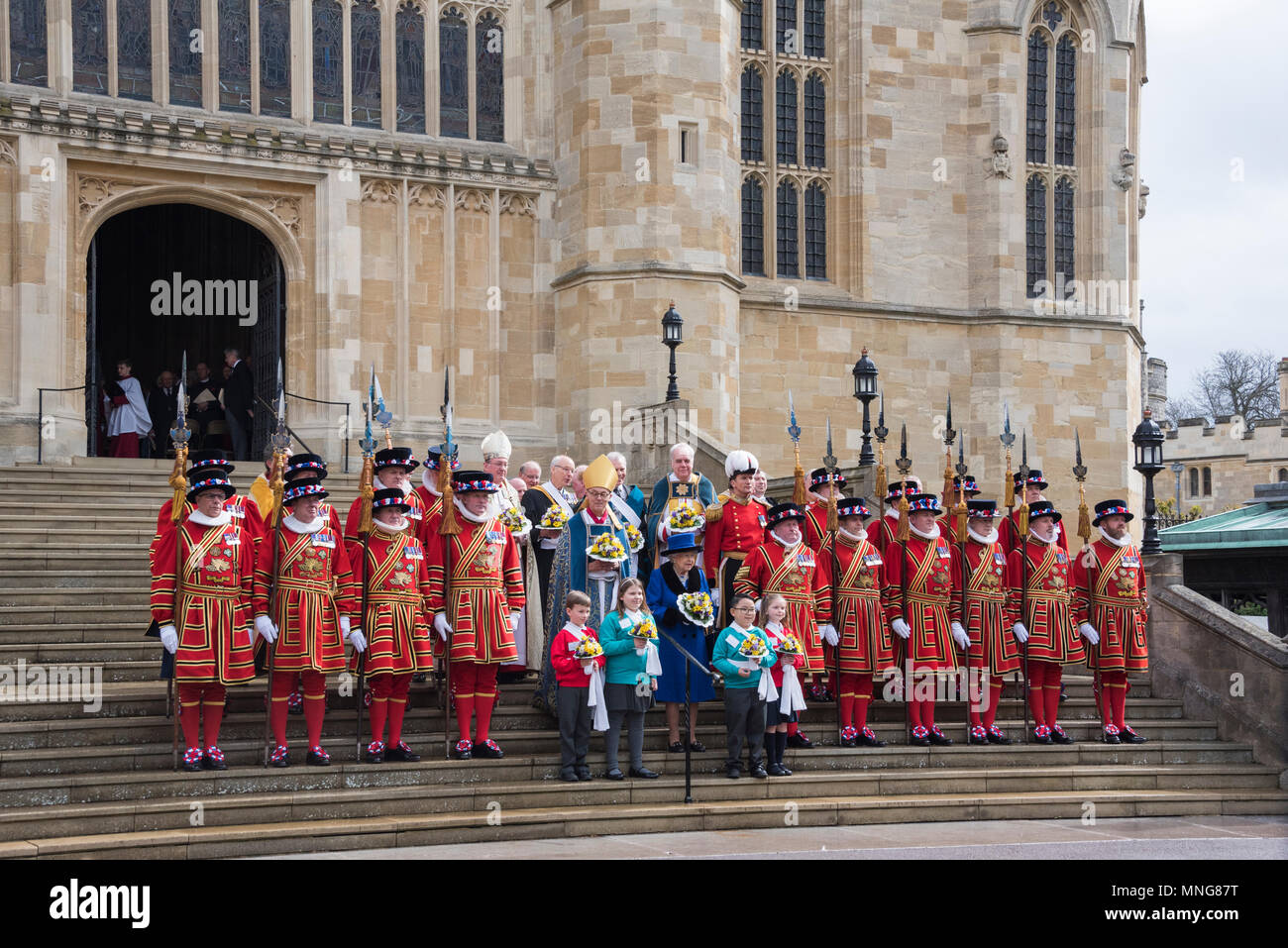 Sa Majesté la Reine pose pour des photos sur les marches de la Chapelle St George, le château de Windsor, après la distribution de l'argent Saint. Banque D'Images