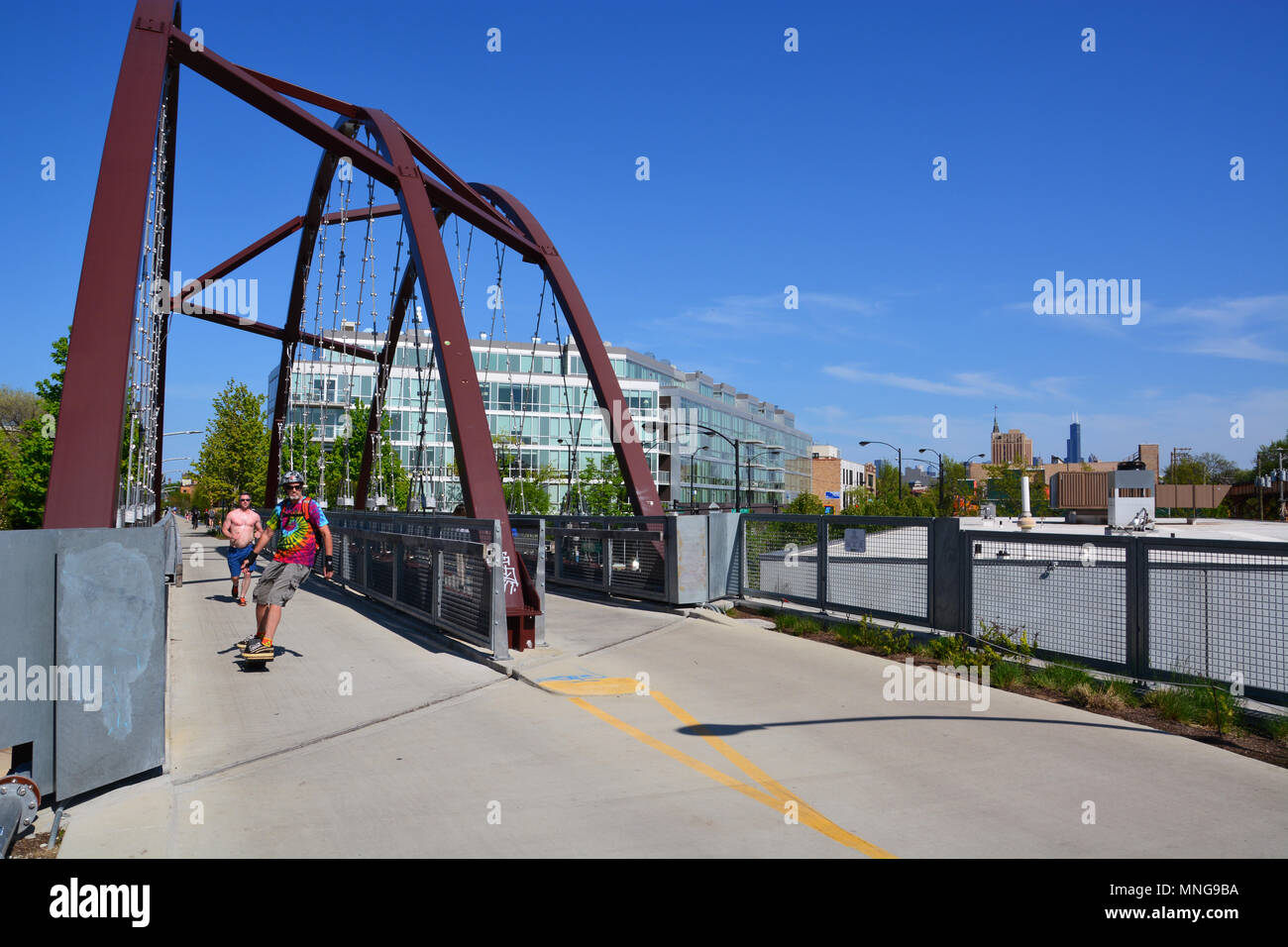 Pont sur Milwaukee Av. sur le sentier 606 à Chicago. Un train de marchandises de 2,7 mile converti en ligne fournissant un quartier unique en marche et bicyclette path Banque D'Images