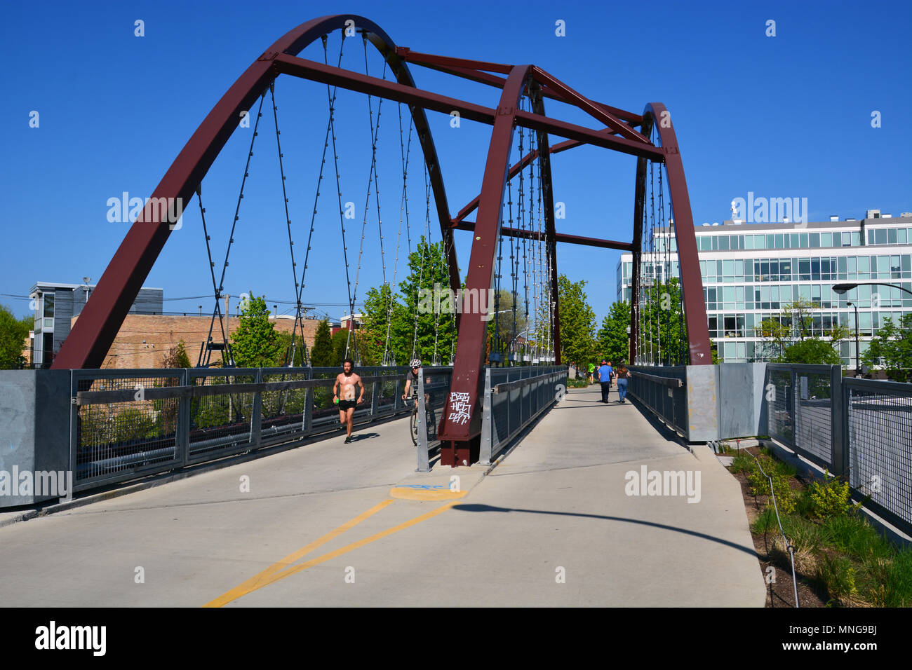 Pont sur Milwaukee Avenue. sur le sentier 606, un 2,7 km de la ligne de train de fret élevés en fournissant un quartier unique en marche et bicyclette path Banque D'Images