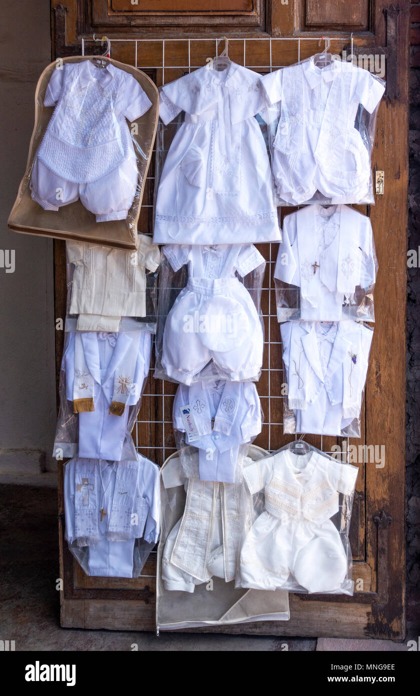 Livre blanc spécial vêtements d'enfants pour des événements religieux catholique Banque D'Images