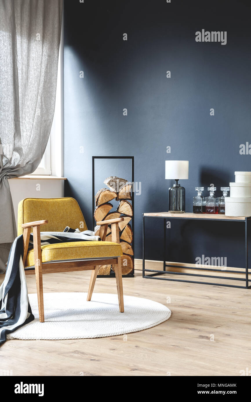 Fauteuil Jaune En Bois Avec Couverture Debout Sur Un Tapis