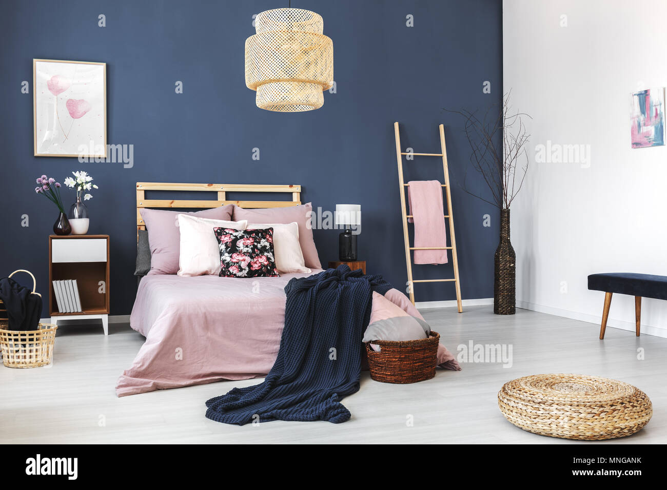 Repose-pied en osier rond placé sur le sol dans l'élégant quartier de chambre d'hôtel Banque D'Images