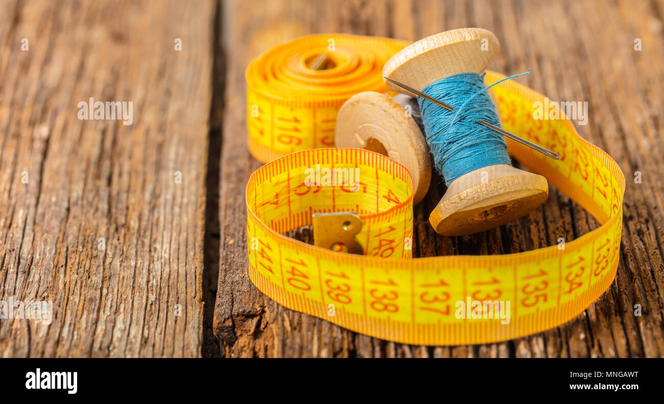 Fil de couleur et le compteur sur un fond de bois Banque D'Images