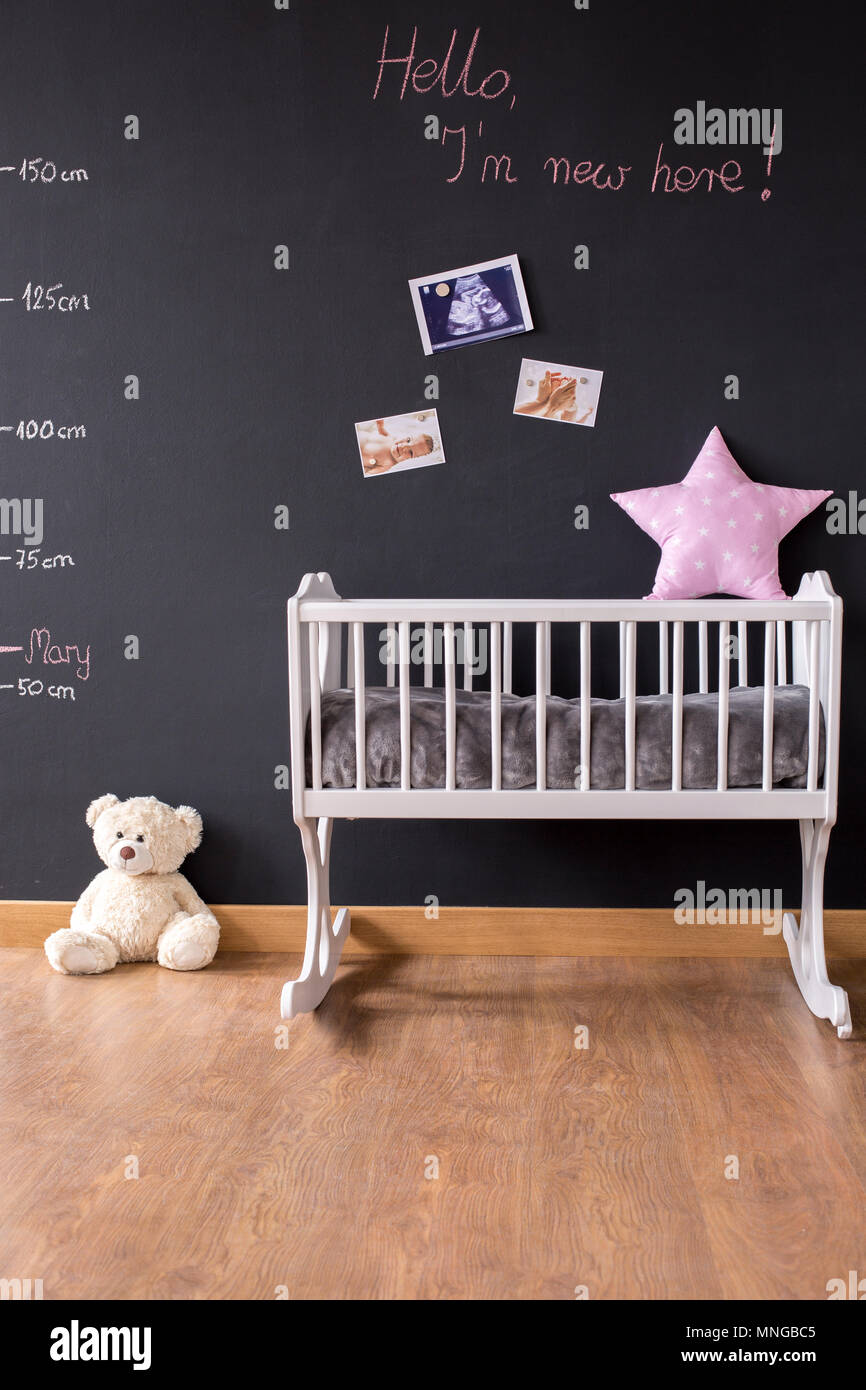 Tourne D Une Chambre Bebe Moderne Avec Un Mur Tableau Noir Photo Stock Alamy Tourne D Une Chambre Bebe Moderne Avec Un Mur Tableau Noir Photo Stock Alamy