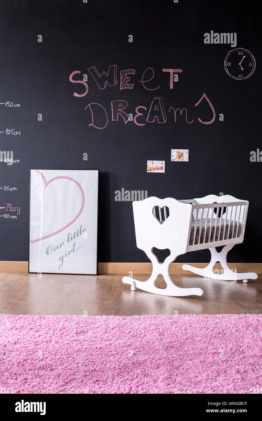 Tourné d'un bébé confortable chambre avec un mur tableau noir Photo Stock -  Alamy