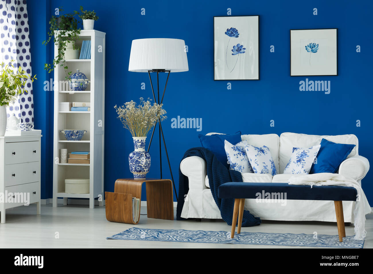 Confortable salon élégant avec des murs bleus Banque D'Images