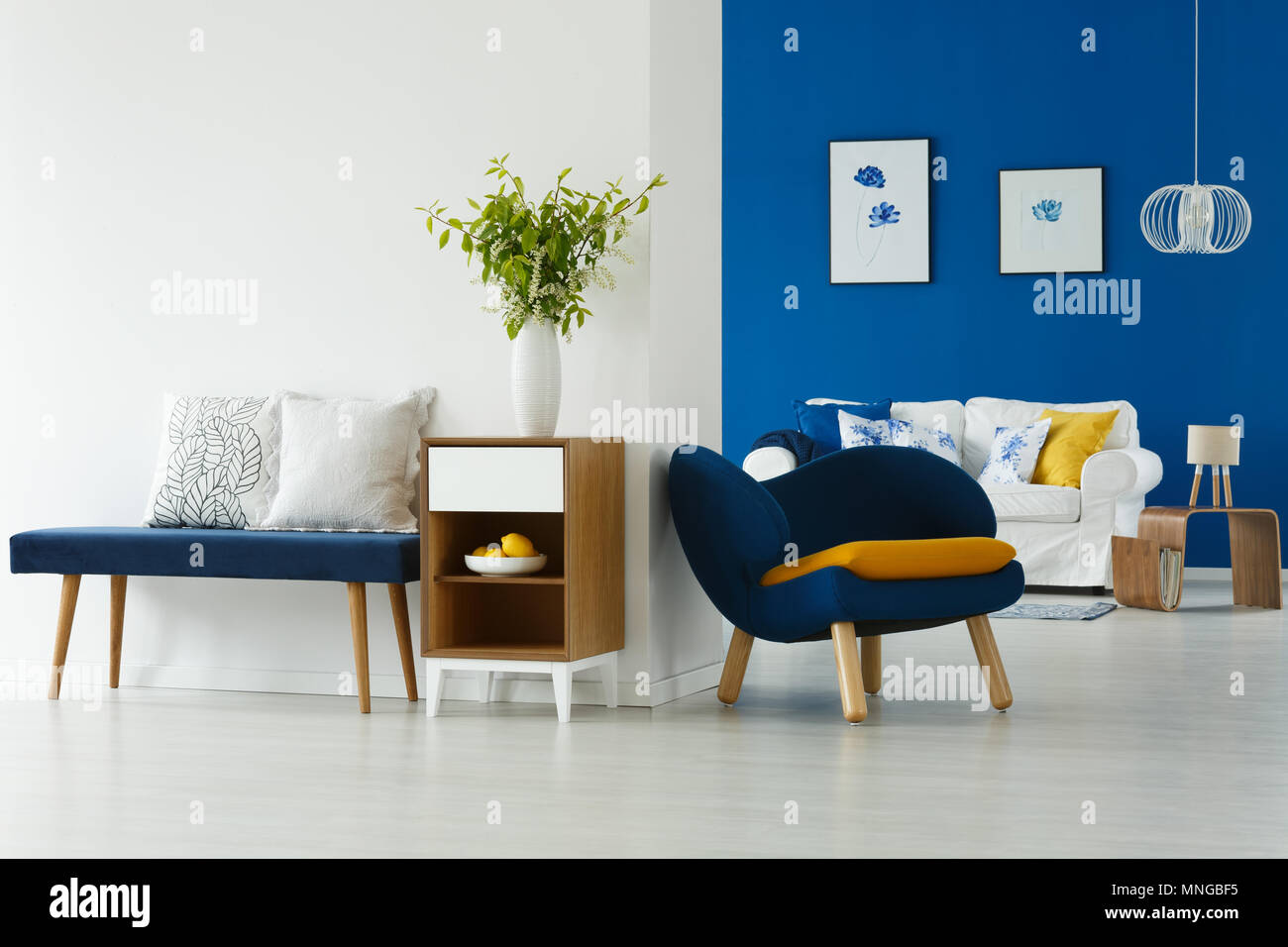 Salon bleu et blanc, avec des meubles modernes de l'intérieur Banque D'Images