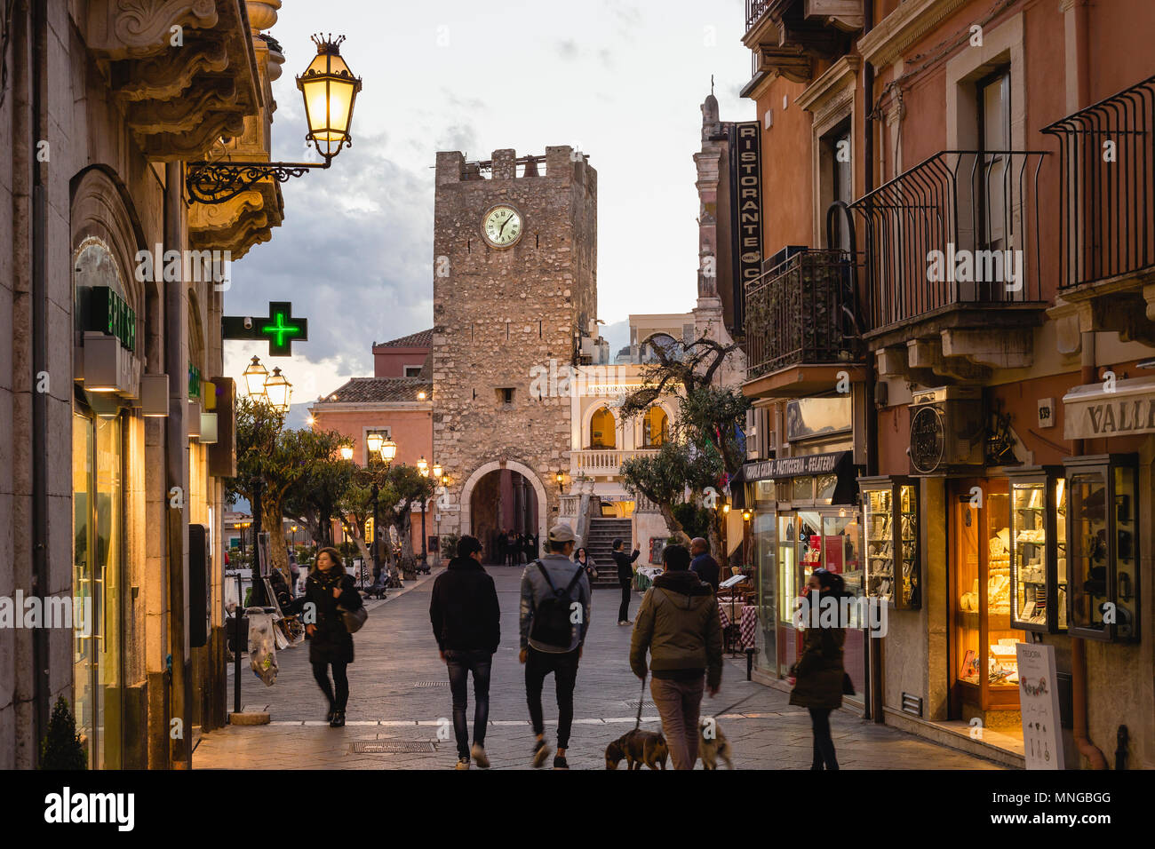 Corso Umberto I et tour de l'horloge à Taormina, Sicile Banque D'Images