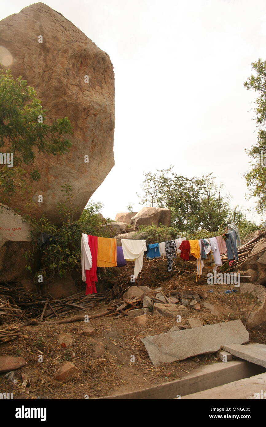 Gros rocher et sur la ligne de lavage, Hampi, Inde Banque D'Images