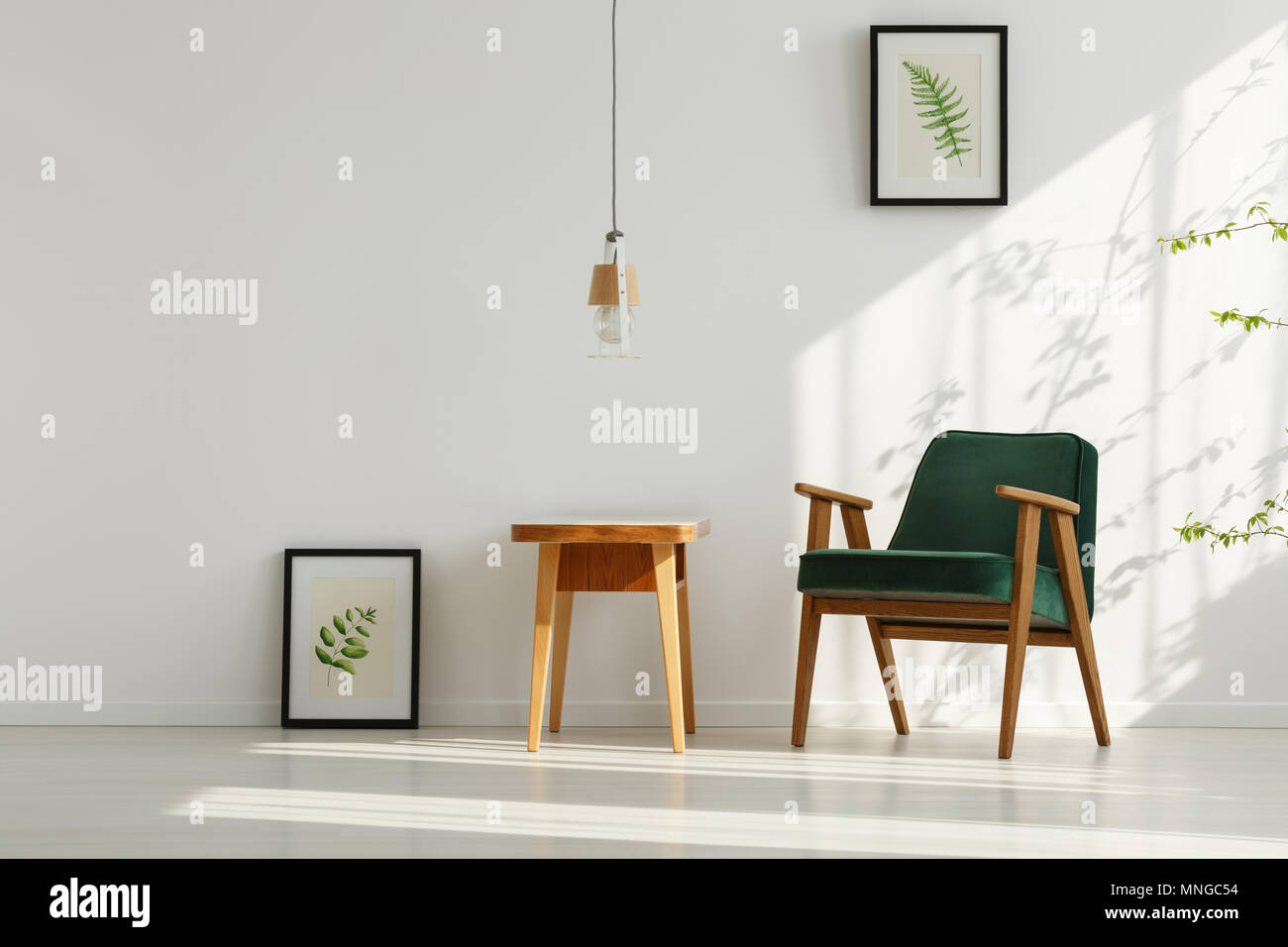 Intérieur avec plafond vert fauteuil, lampe, table et affiches feuilles Banque D'Images
