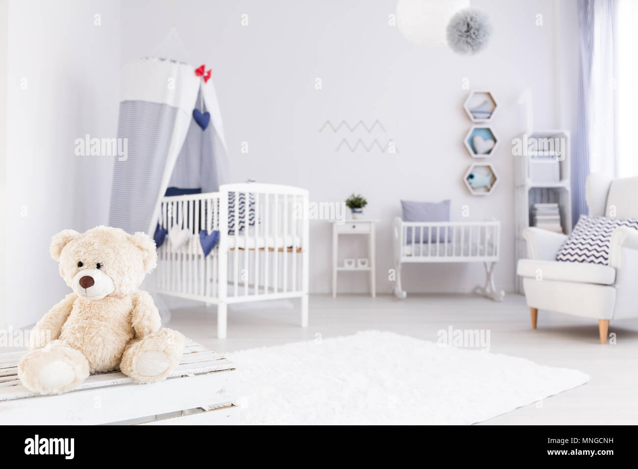 Chambre Bebe Blanche Dans Un Style Marin Ours En Peluche Dans L Avant Plan Photo Stock Alamy Chambre Bebe Blanche Dans Un Style Marin Ours En Peluche Dans L Avant Plan Photo Stock Alamy