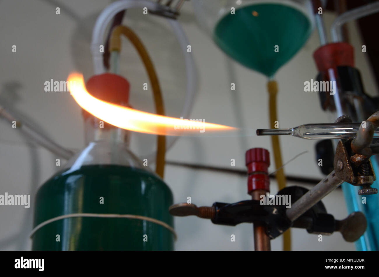 Flamme d'un tube de verre à l'équipement de laboratoire comme un fond diffus. Banque D'Images