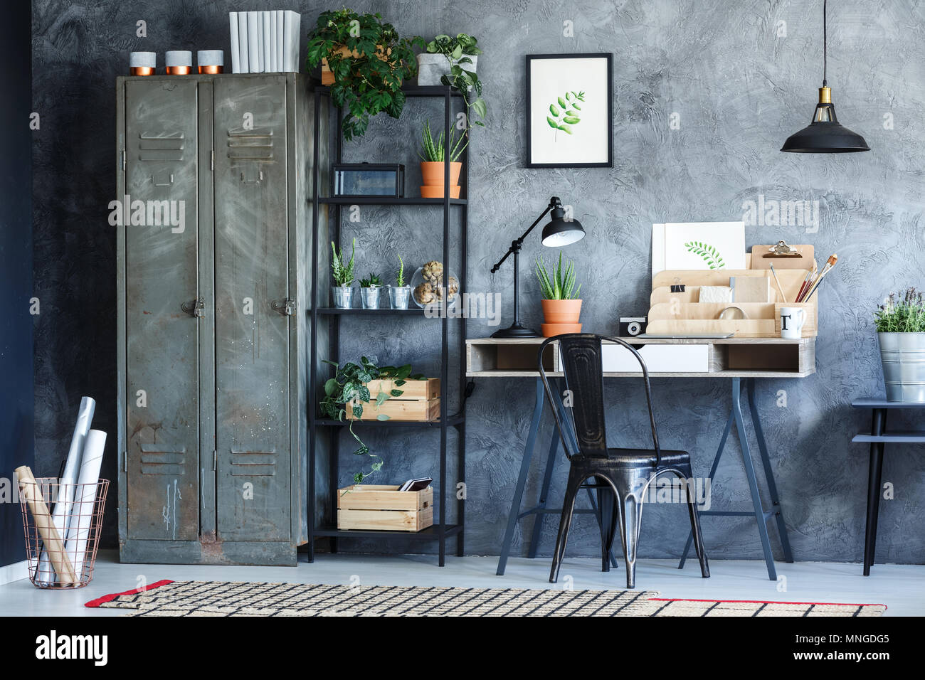 Les plantes industrielles bureau avec illustration et mobilier vintage  Photo Stock - Alamy