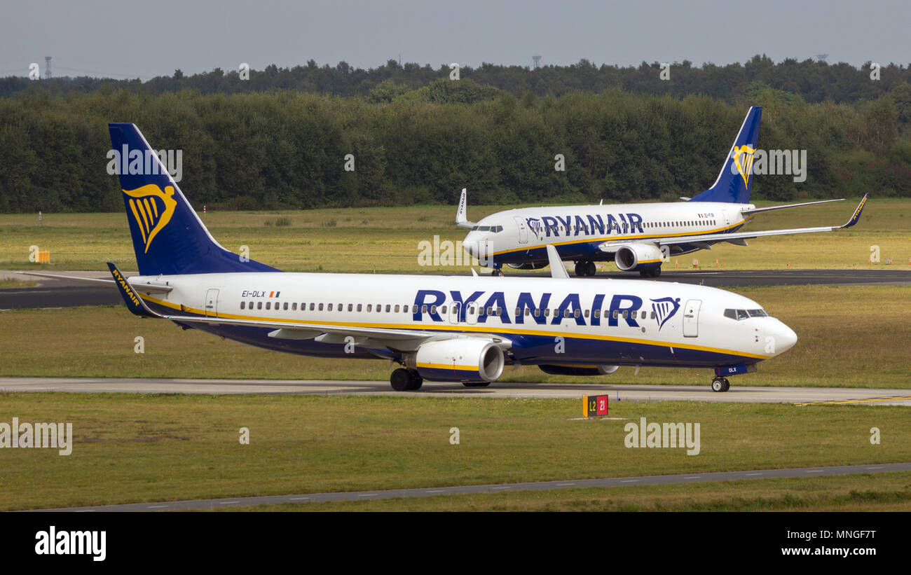 EINDHOVEN, Pays-Bas - 17 SEP 2016 : les avions de Boeing 737 de la compagnie aérienne à bas coûts irlandaise Ryanair arrivant et partant de l'aéroport d'Eindhoven. Banque D'Images