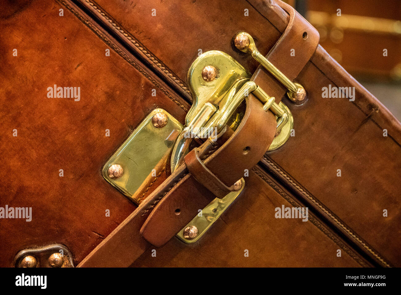 Valise en cuir vintage avec un verrou métallique de style rétro. Banque D'Images