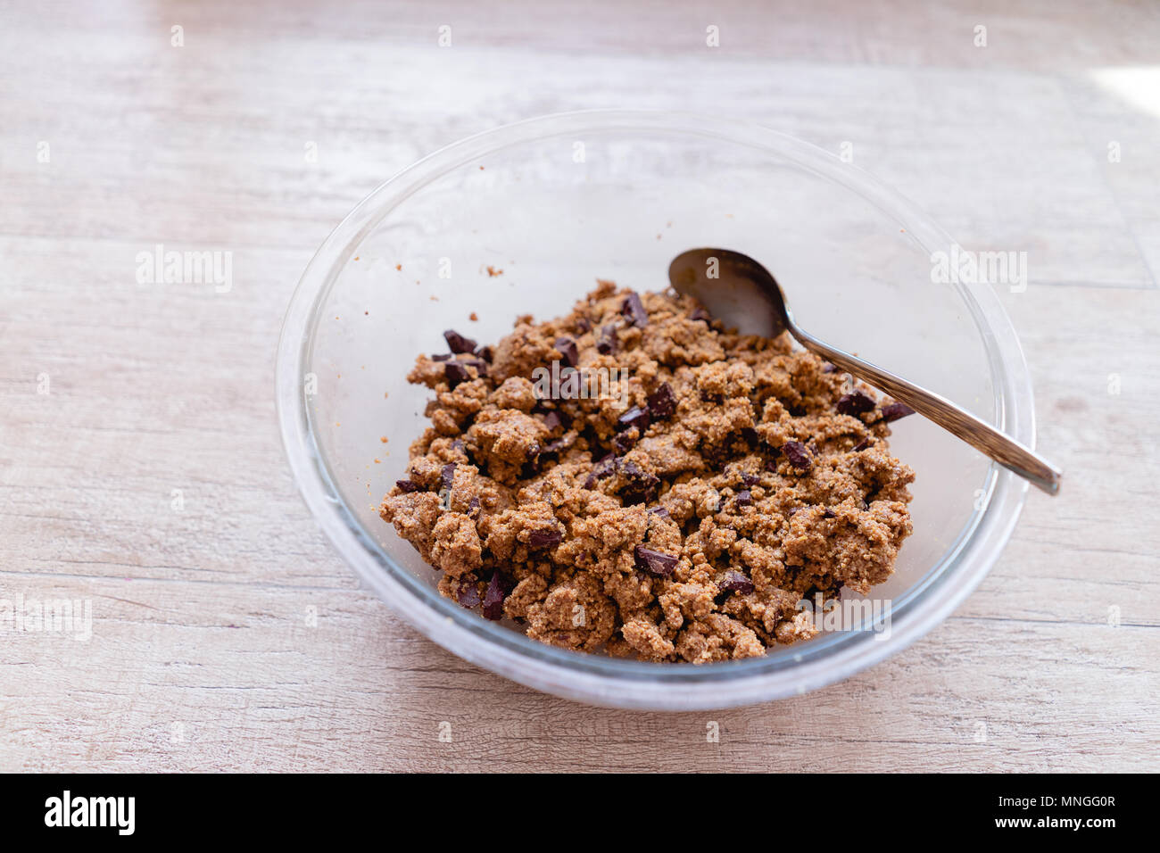 Faire des cookies aux noisettes, au moment de la cuisson. Bien éclairée. Banque D'Images