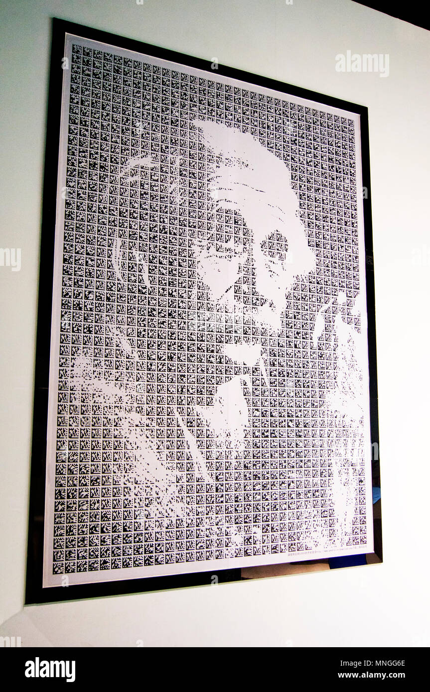 Un portrait d'Albert Einstein au Musée des sciences et de la technologie de la Chine à Beijing, Chine, composé de codes à barres (matrice ou QR codes de réponse rapide). Banque D'Images
