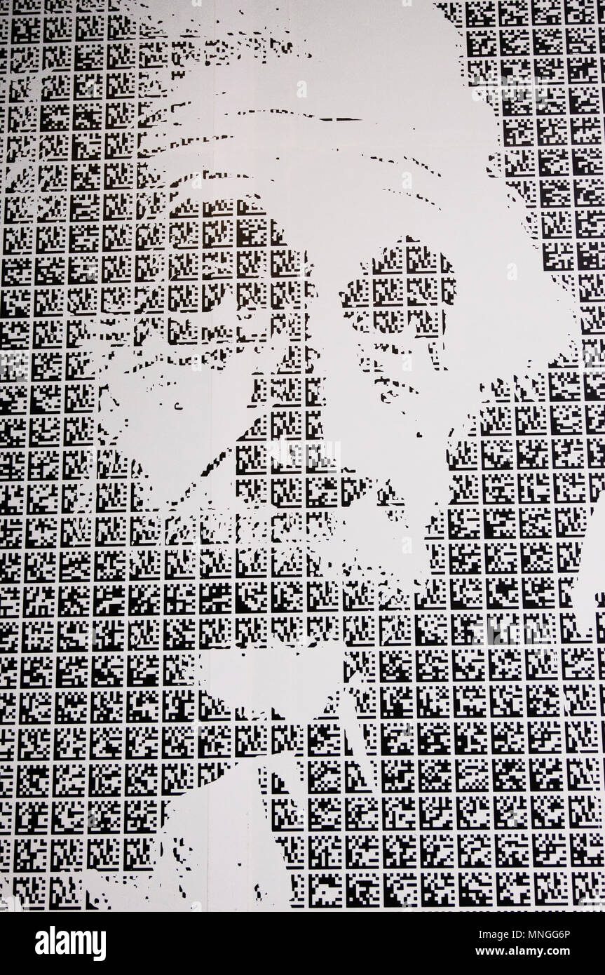 Un portrait d'Albert Einstein au Musée des sciences et de la technologie de la Chine à Beijing, Chine, composé de codes à barres (matrice ou QR codes de réponse rapide). Banque D'Images