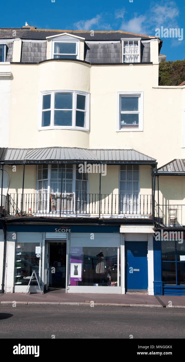 Hastings, Sussex, portée avant Magasin de charité, en Angleterre ; Banque D'Images