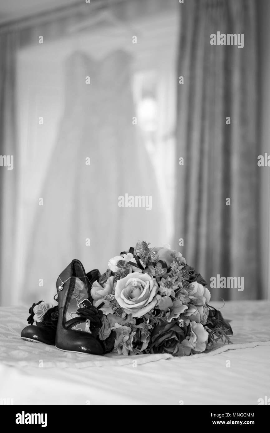 Robe de mariage avec des chaussures et des fleurs Banque D'Images