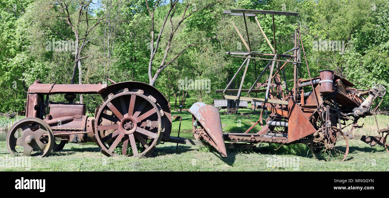 Rusty vintage petit tracteur sans nom antechnical et traînés machines. L'équipement en métal est faite plus de cent ans. Part de masse Banque D'Images
