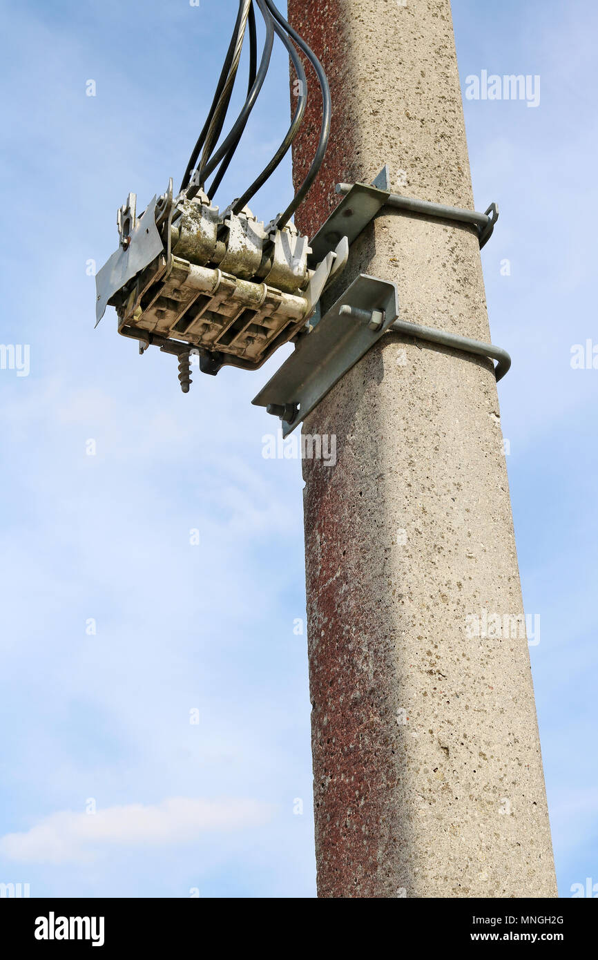 Âgés de 3-phase interrupteur électrique est installé sur une colonne de béton rustique. Brin de soleil jour piscine shot Banque D'Images