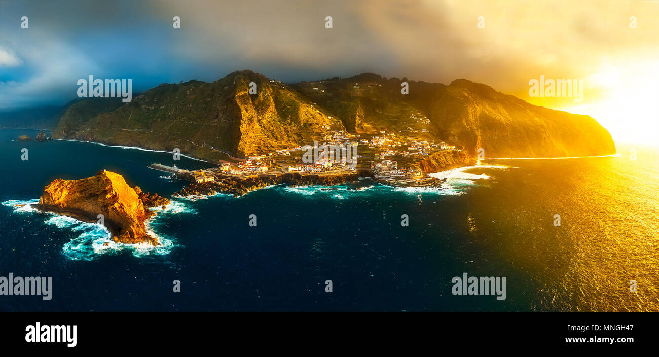 La lumière au coucher du soleil et nuages de pluie sur Porto Moniz, Madeira, Portugal Banque D'Images