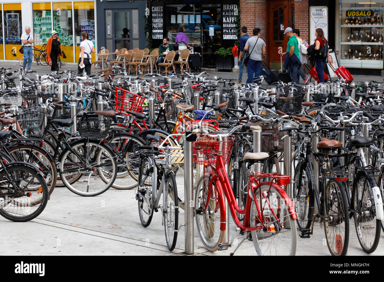 Copenhague, Danemark - 24 août 2017 : Voitures sont garées dans un rack à vélo au centre-ville de Norreport Copenhague. Banque D'Images