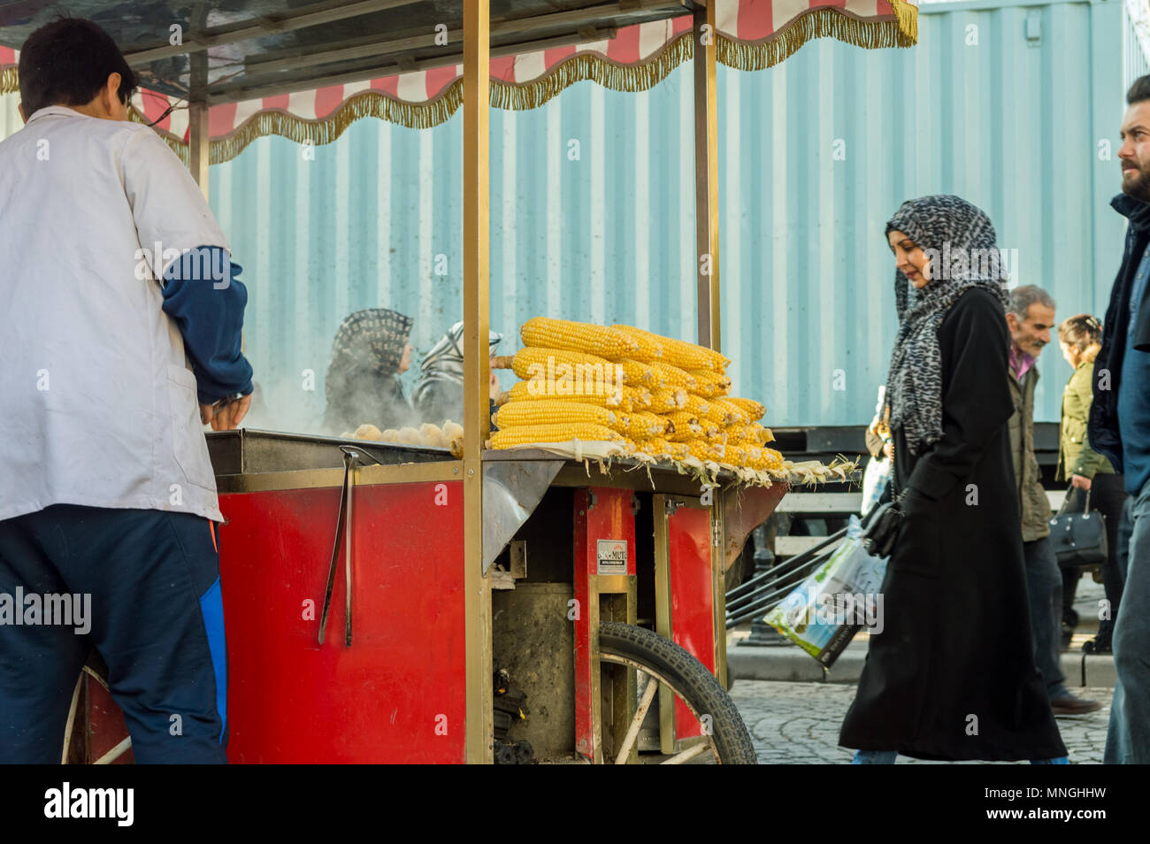Istanbul, Turquie - janvier 06, 2018 : la vente de maïs grillé et bouilli dans le district d'Eminonu touristique de la ville d'Istanbul, Turquie Banque D'Images
