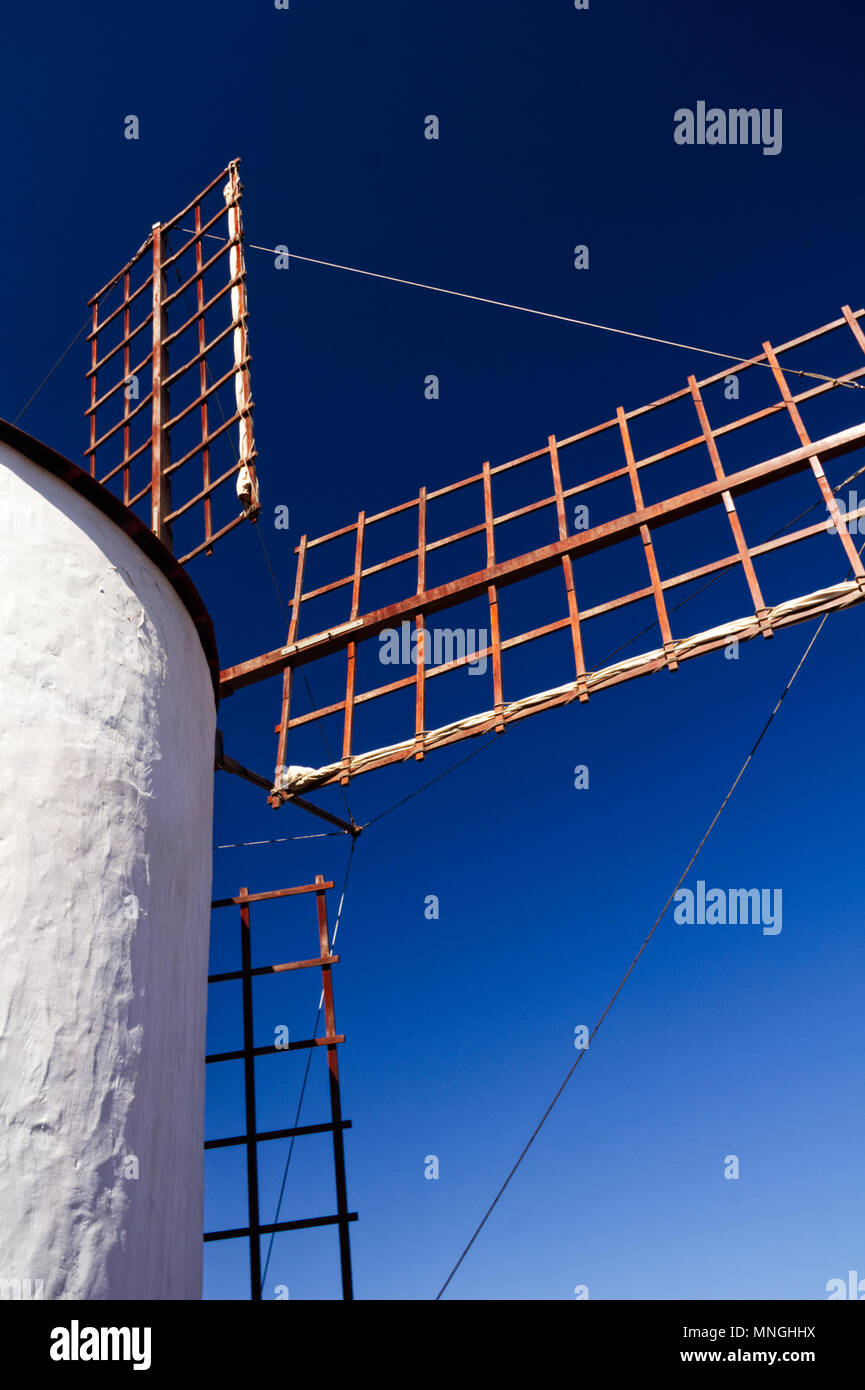 Moulin de Gofio/Lanzarote Espagne en face de la magnifique ciel bleu Banque D'Images