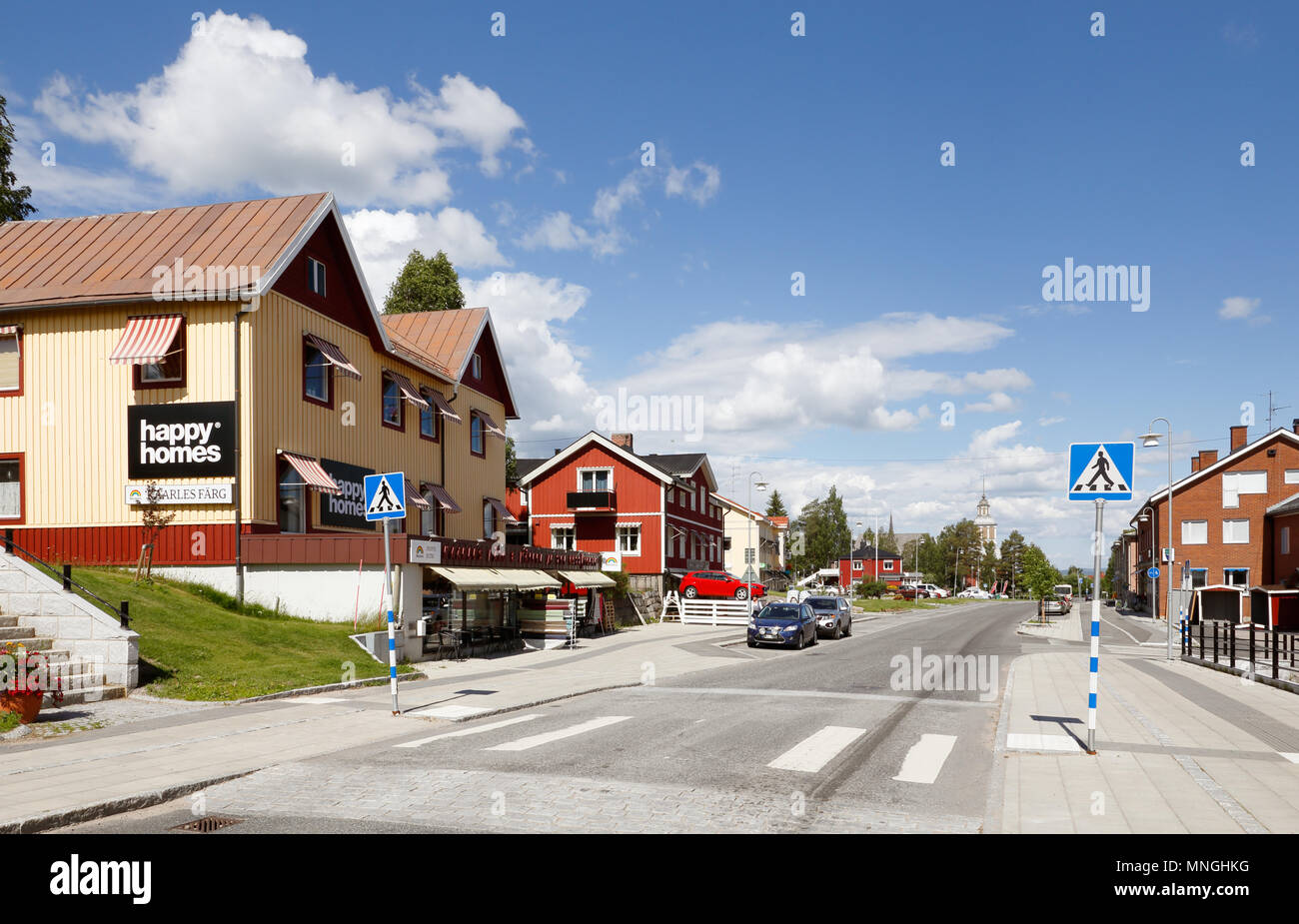 Overtarnea, Suède - Juillet 3, 2017 : une vue de la rue Matarengivagen dans le centre de la petite ville du nord de l'Overtarnea suédois. Banque D'Images