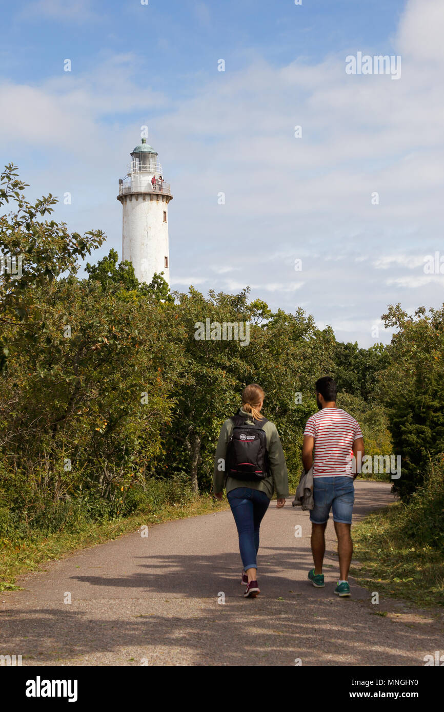 Mörlunda, Suède - août 22, 2017 : un couple en train de marcher vers le phare Lange Erik à la province suédoise de Oland nord. Banque D'Images