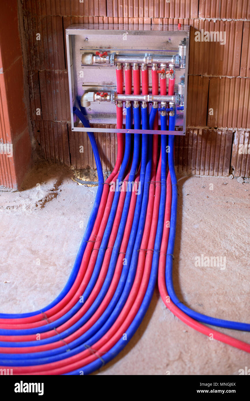 Chauffage kontrol panel et les tuyaux bleu et rouge Banque D'Images