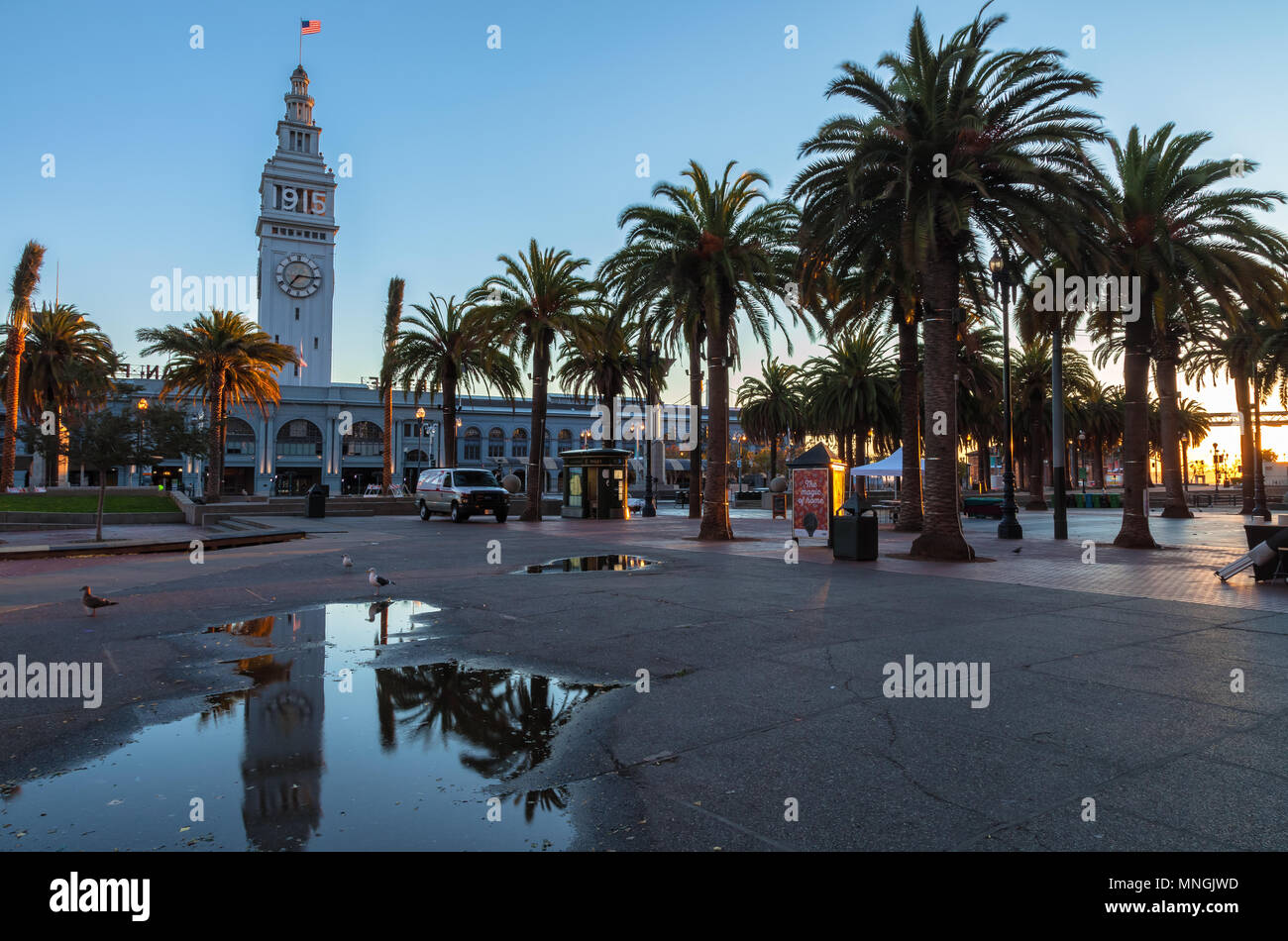 Tôt le matin à l'Embarcadero Center, avec le Ferry Building qui célébrer son centenaire en 2015, San Francisco, Californie, USA. Banque D'Images