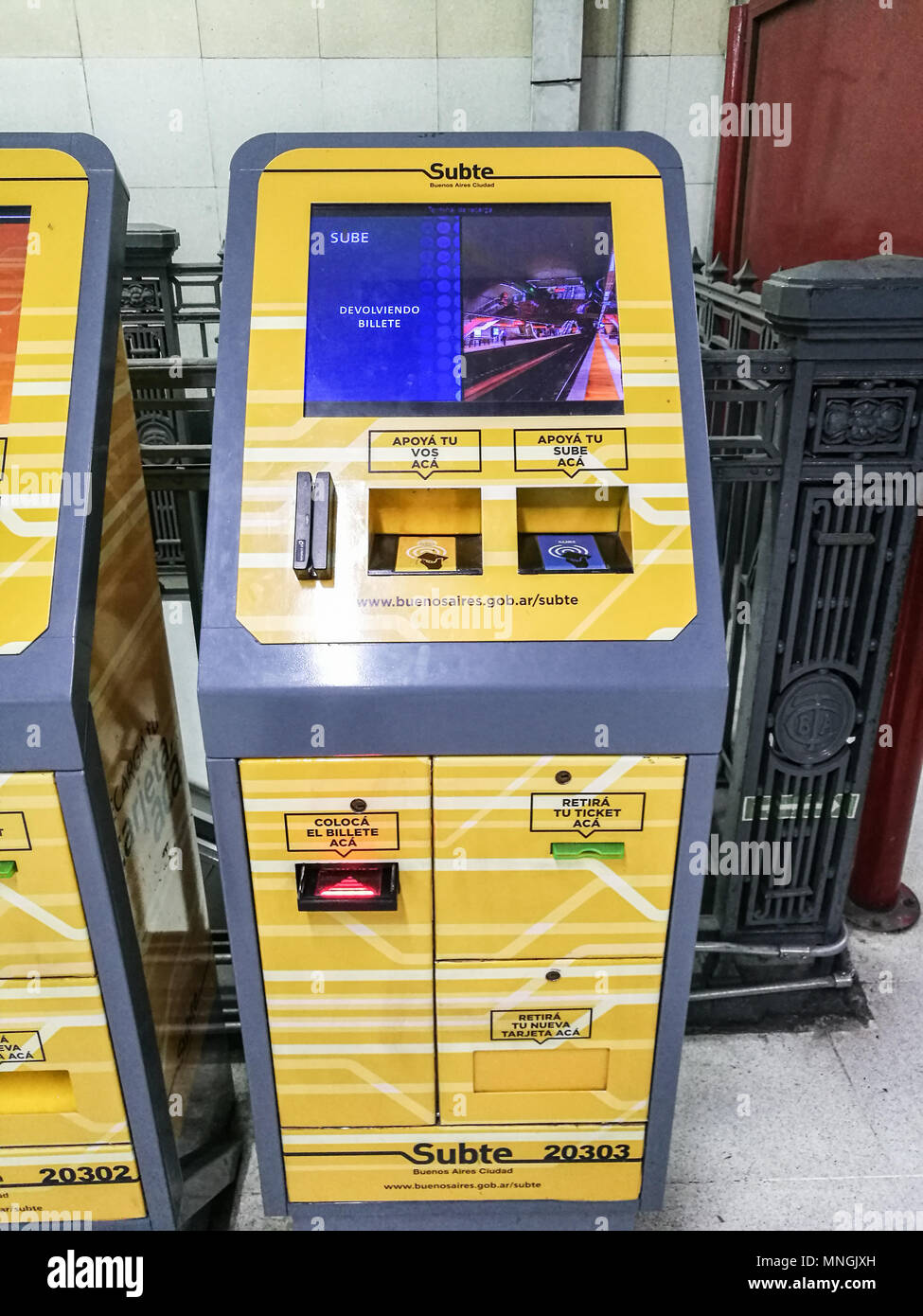 Buenos Aires, Argentine - 19 Mars : les distributeurs de billets en libre service à Carlos Pellegrini métro à Buenos Aires. Banque D'Images