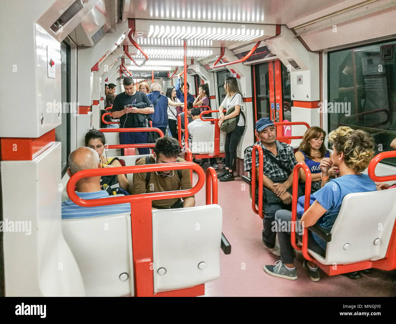 Buenos Aires, Argentine - 19 mars : Les passagers assis à l'intérieur de la ligne de métro B à Metrovias station Pueyrredon à Buenos Aires. Banque D'Images