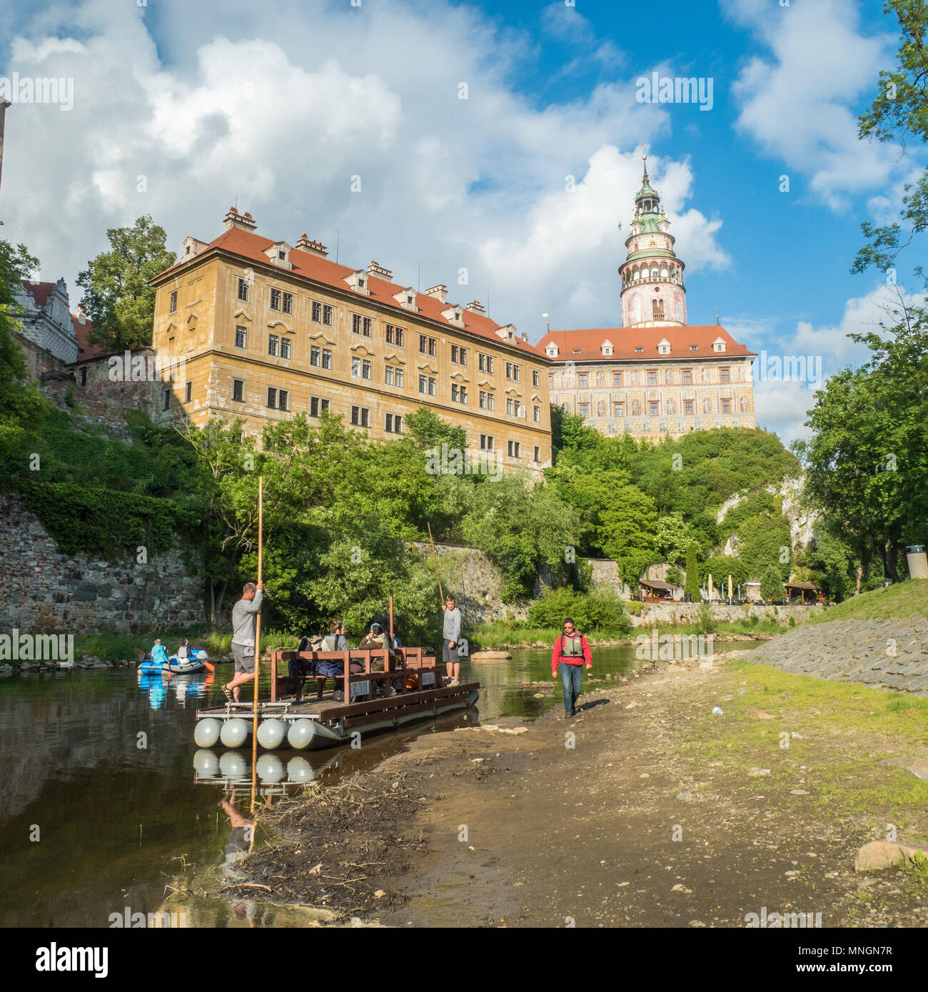 Rafting sur la Vltava à Cesky Krumlov avec son château, République tchèque. Banque D'Images