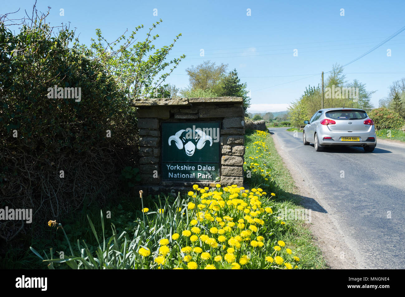 Le Yorkshire Dales National Park sign monté dans un mur de pierre. Banque D'Images Le Yorkshire Dales National Park sign monté dans un mur de pierre. Banque D'Images