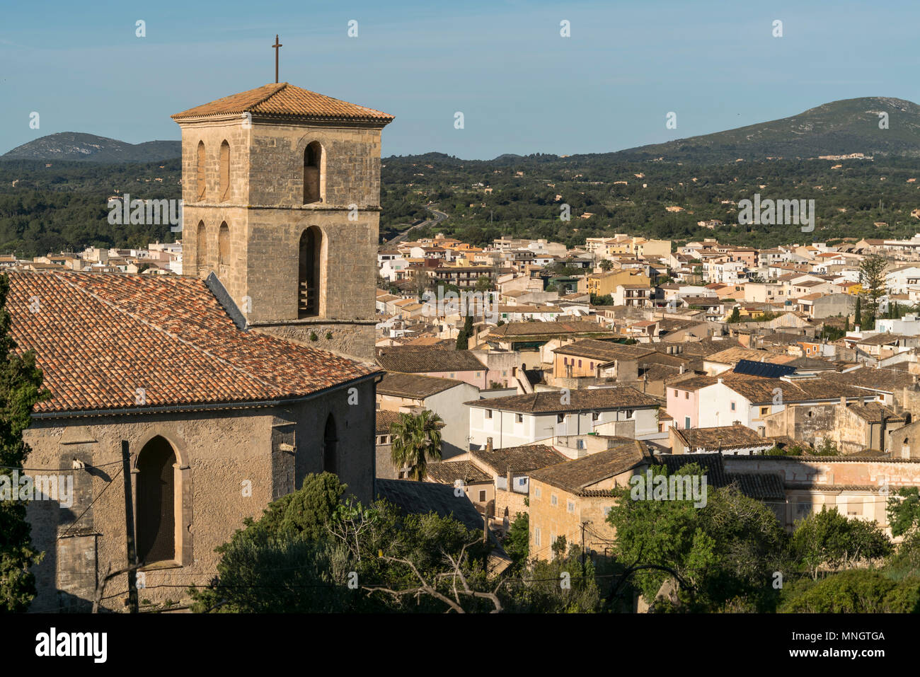 Stadtansicht mit der Pfarrkirche Transfiguracio del senyor, Arta, Majorque, Baléares, Espagne | Vue sur la ville avec l'église paroissiale de Transfiguracio del Se Banque D'Images