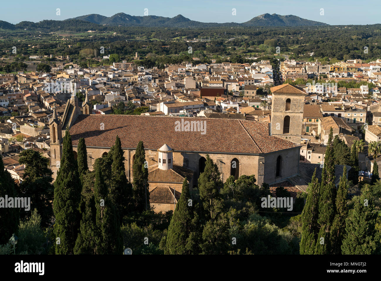 Stadtansicht mit der Pfarrkirche Transfiguracio del senyor, Arta, Majorque, Baléares, Espagne | Vue sur la ville avec l'église paroissiale de Transfiguracio del Se Banque D'Images